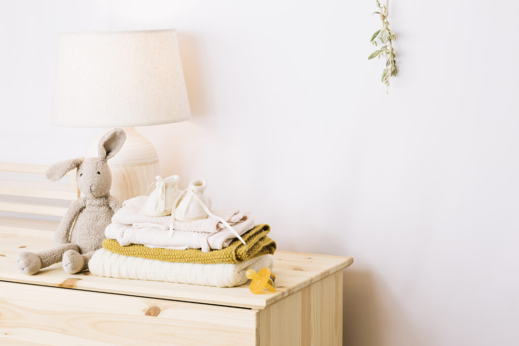 comoda com itens de bebê em cima