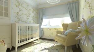 Quarto de bebê simples e aconchegante com berço branco, poltrona de amamentação amarela e delicado papel de parede floral.